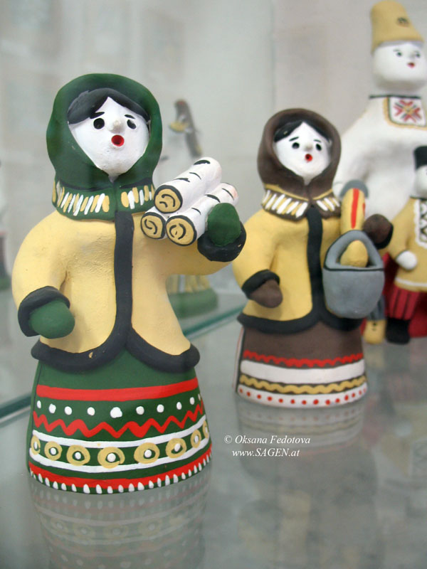 Frauen beim Holen von Holz und Wasser. Museum des Kargopoler Spielzeuges im Zentrum der Volkshandwerke „Bereginja“. Kargopol © Oksana Fedotova 